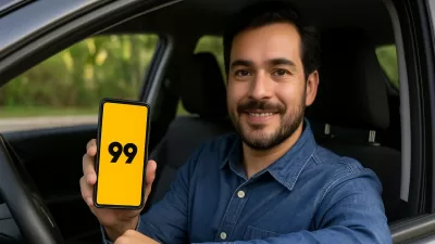 Motorista da 99 segurando um celular com o aplicativo aberto, sentado dentro do carro, pronto para iniciar uma corrida em 2025