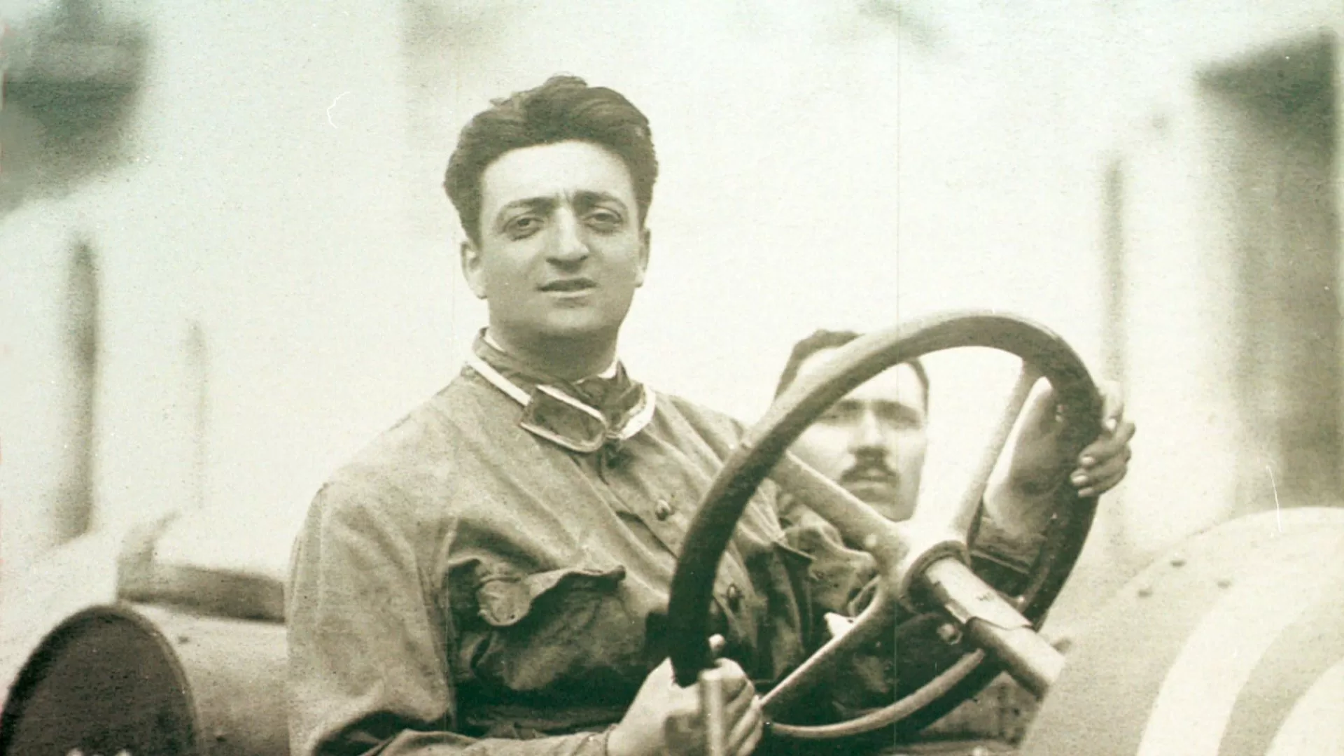 Quem é o dono da Ferrari? Conheça a história por trás da marca mais lendária do automobilismo Enzo Ferrari