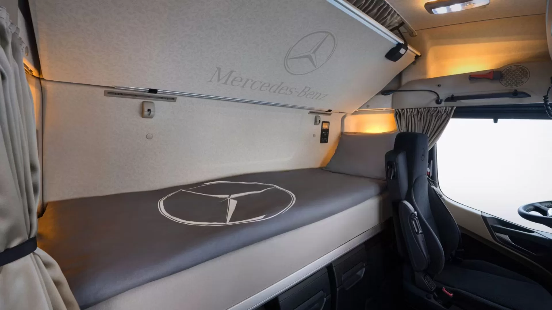 Novo Mercedes-Benz Actros L Surpreende com Visual de Elétrico e Motor Potente! Interior Novo Mercedes-Benz Actros L
