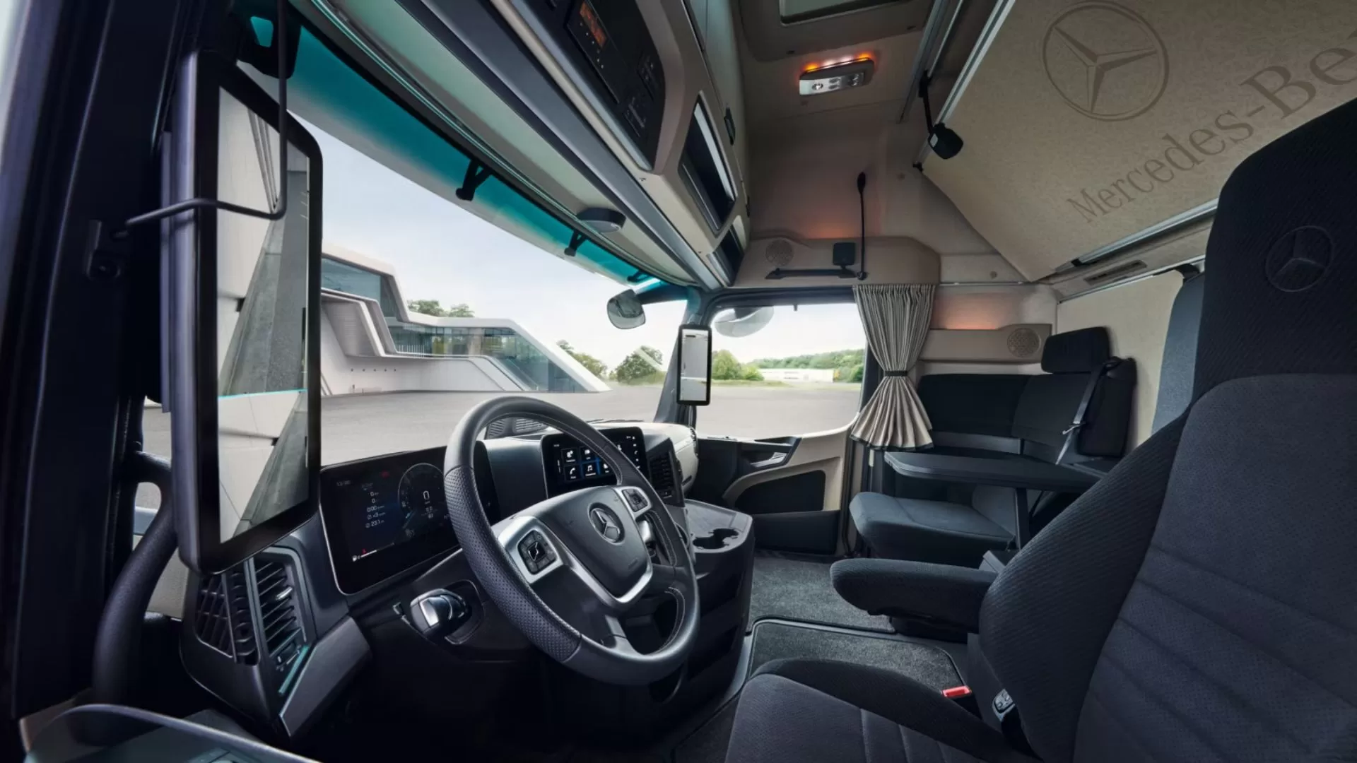Novo Mercedes-Benz Actros L Surpreende com Visual de Elétrico e Motor Potente! Interior Novo Mercedes-Benz Actros L