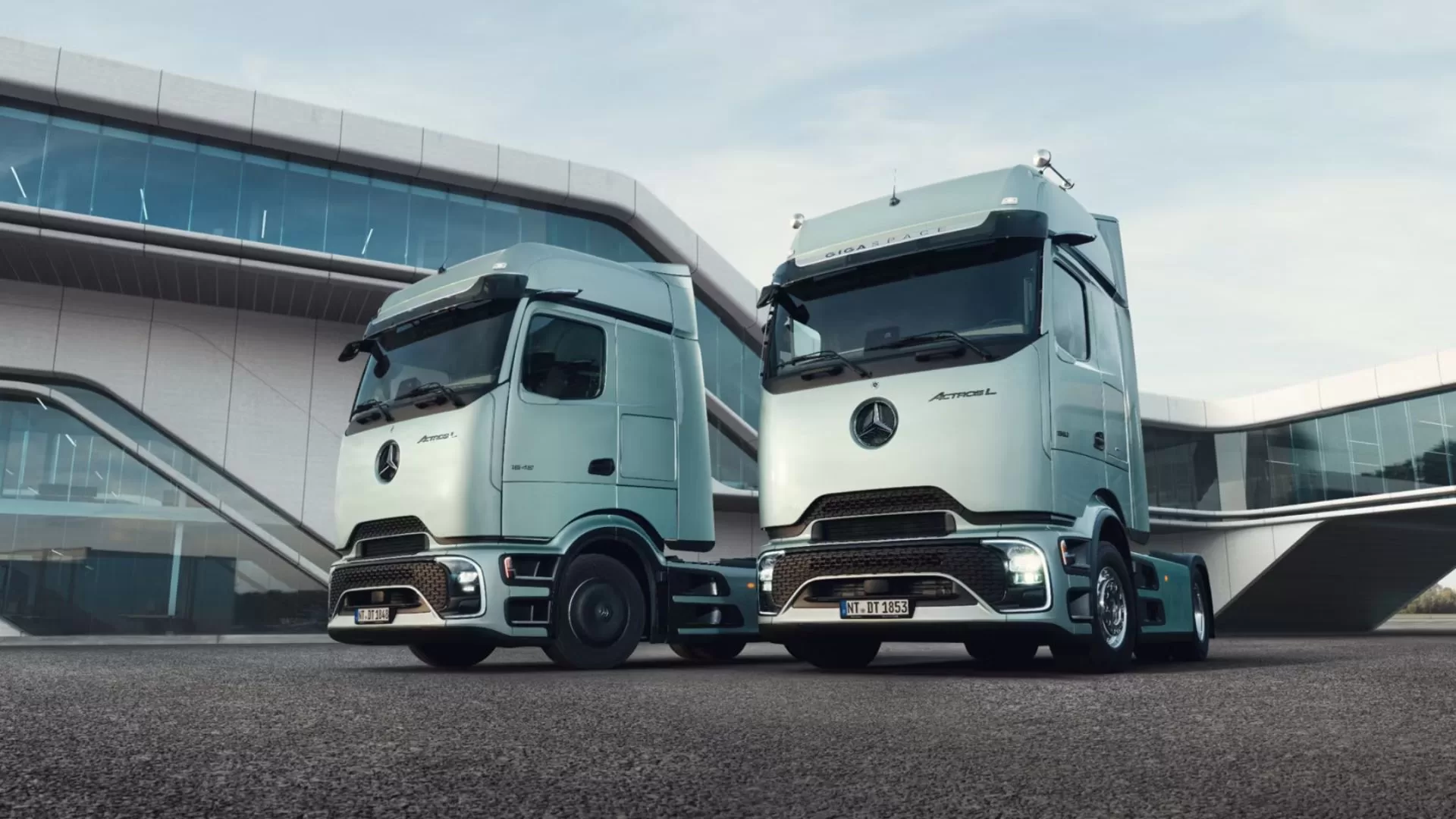 Novo Mercedes-Benz Actros L Surpreende com Visual de Elétrico e Motor Potente!