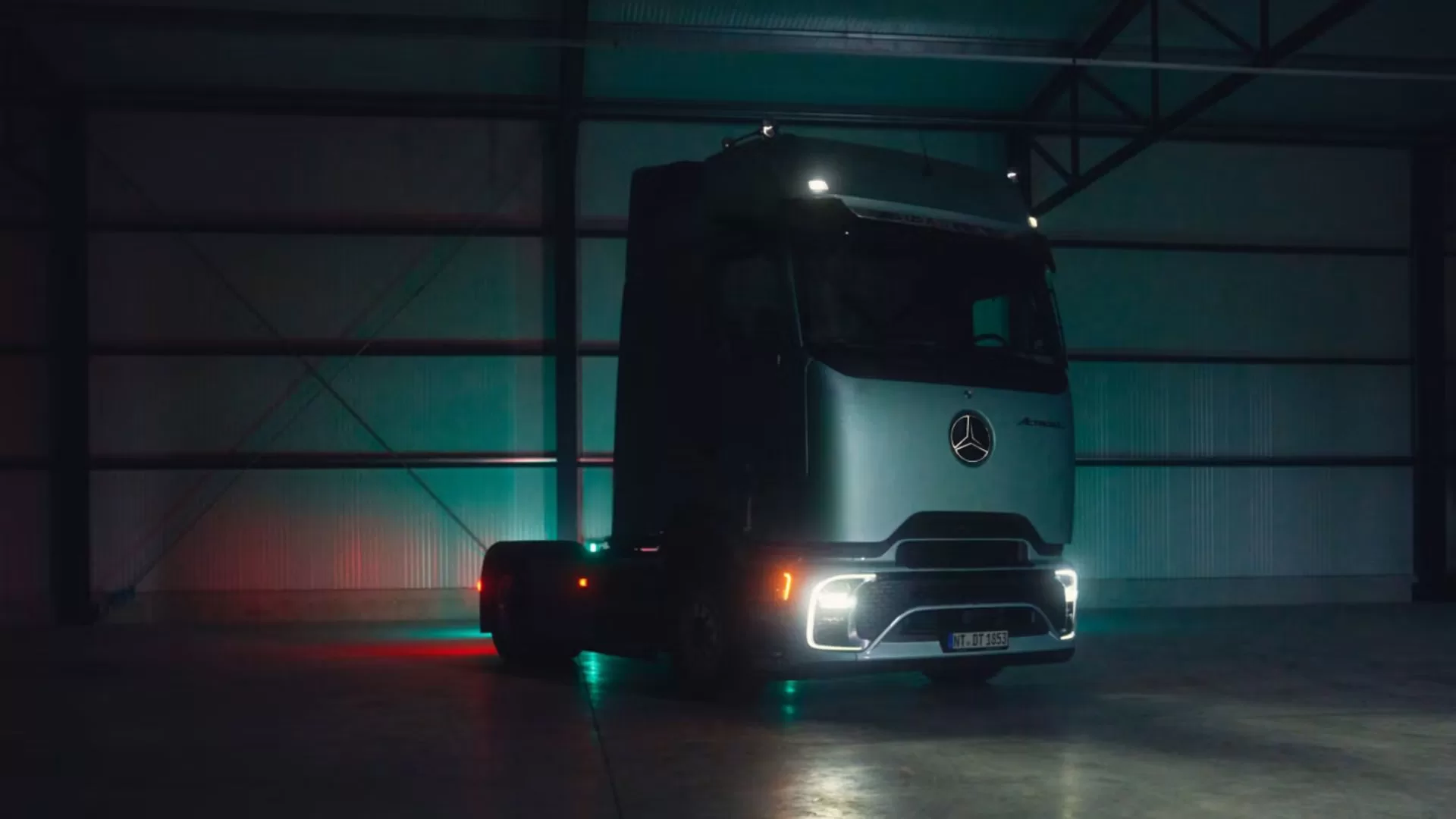 Novo Mercedes-Benz Actros L Surpreende com Visual de Elétrico e Motor Potente!