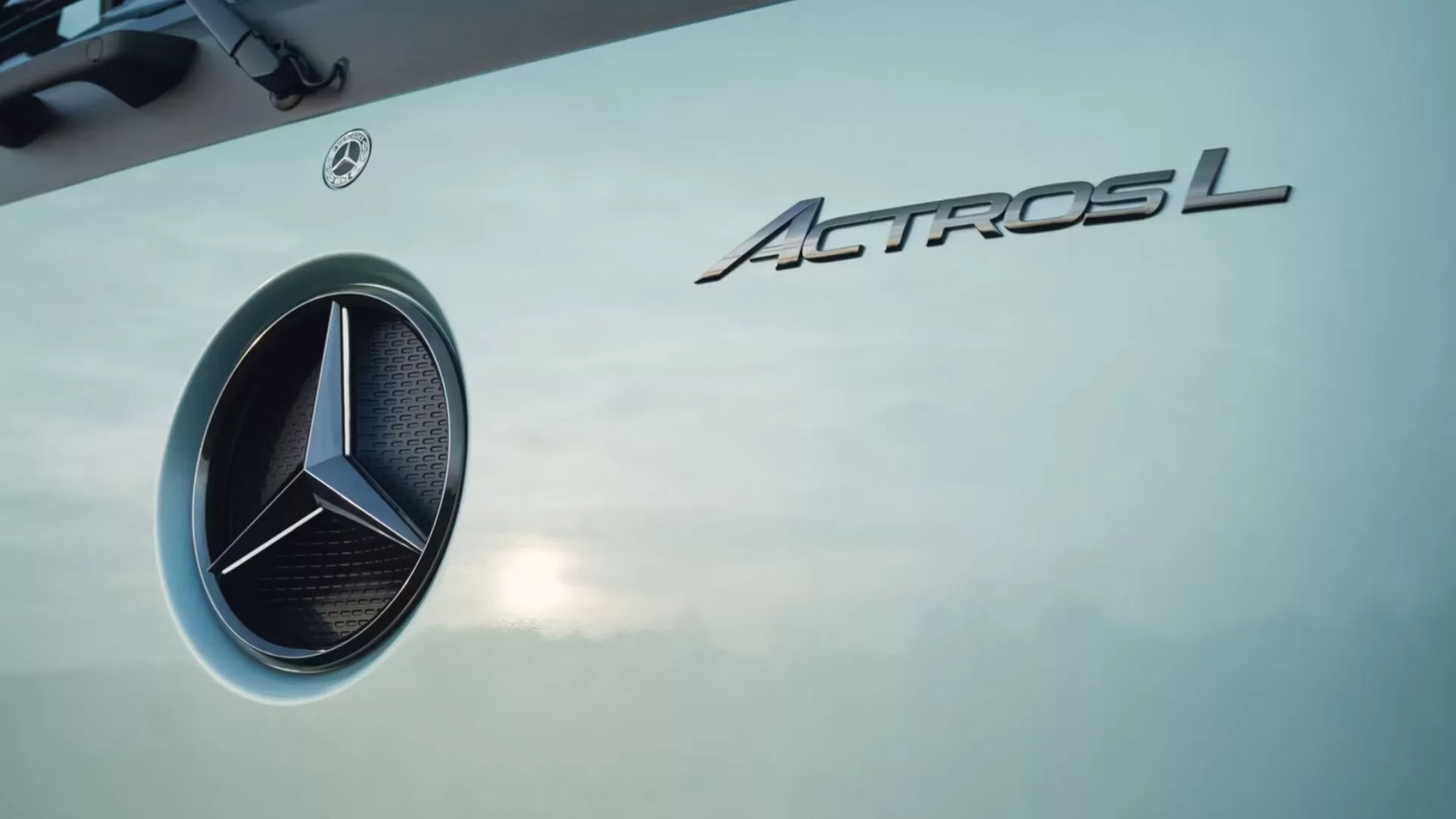 Novo Mercedes-Benz Actros L Surpreende com Visual de Elétrico e Motor Potente!