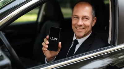 Motorista de Uber Black segurando celular com logo da Uber, ilustrando a experiência do serviço de transporte premium em carros de luxo.