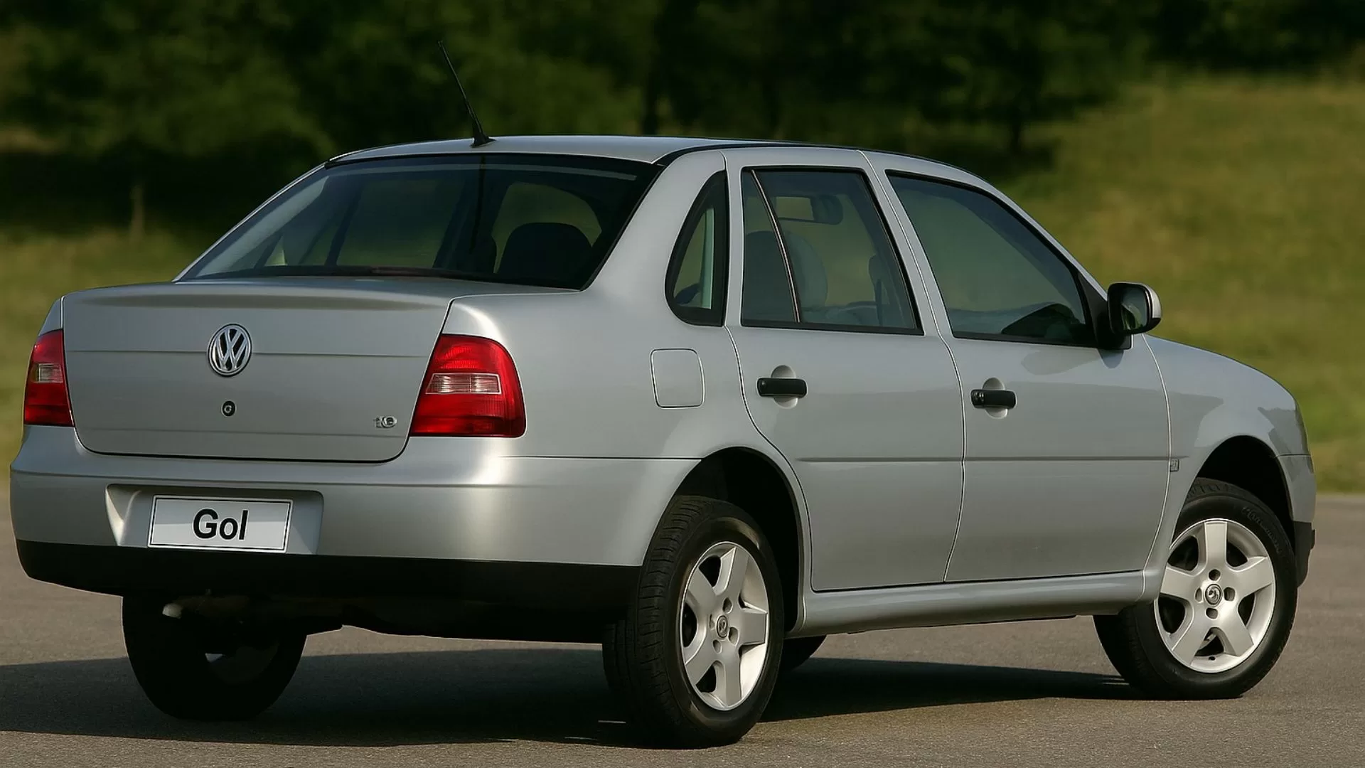 Volkswagen Voyage G4: O Sedã dos Anos 2000 que Nunca Existiu Volkswagen Voyage G4 Traseira