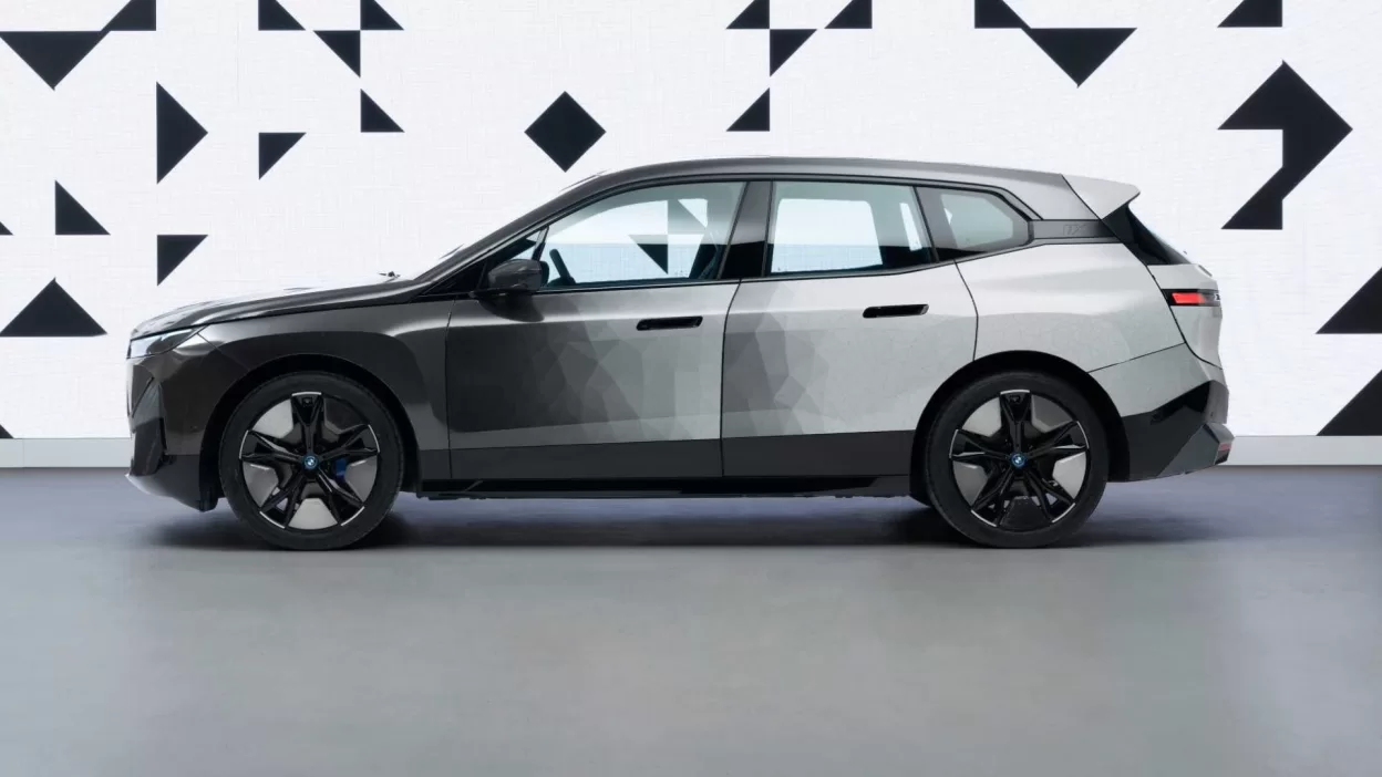 Carro com tecnologia camaleão mudando de cor ao toque de um botão, BMW IX Flow