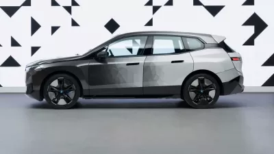 Carro com tecnologia camaleão mudando de cor ao toque de um botão, BMW IX Flow