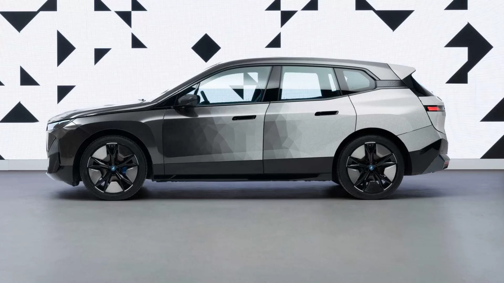 Carro com tecnologia camaleão mudando de cor ao toque de um botão, BMW IX Flow