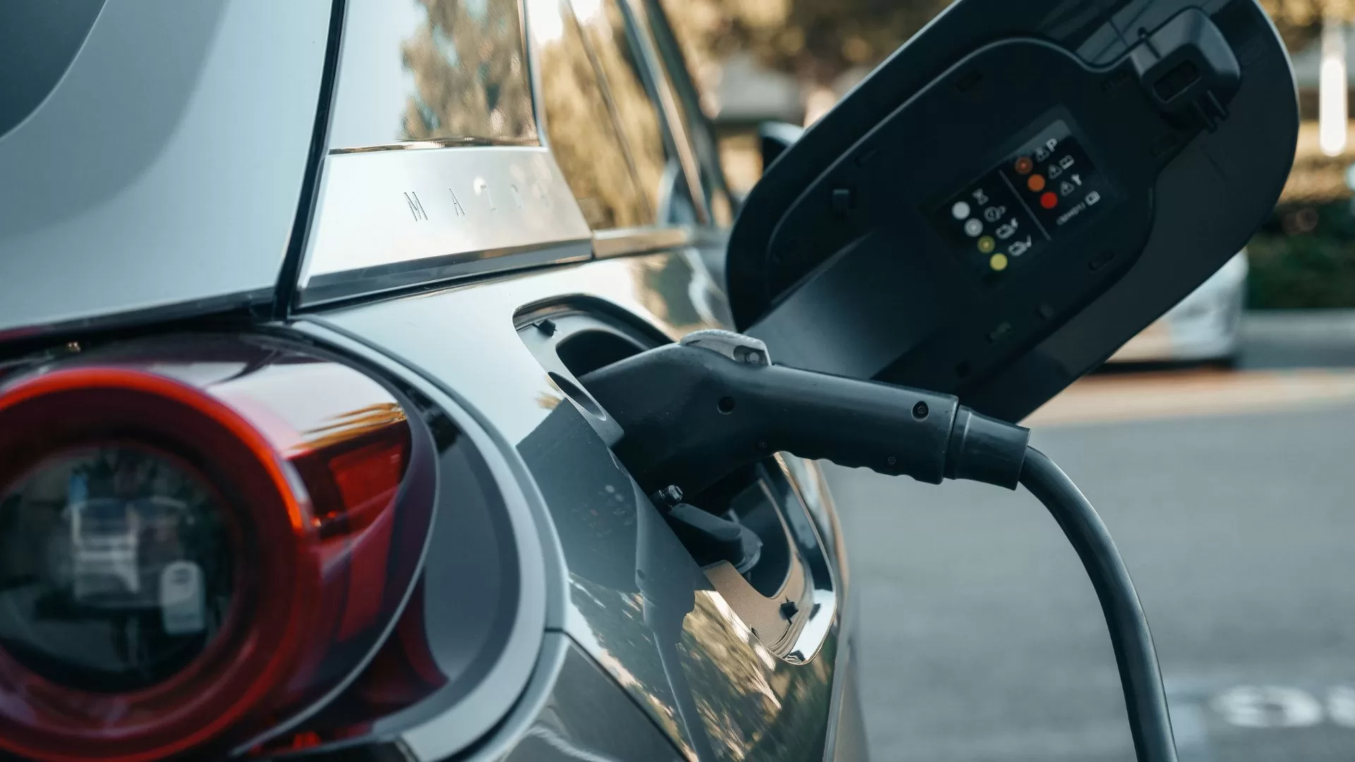 Bateria de carro elétrico vicia? Entenda de uma vez por todas!