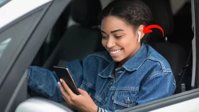 Dirigindo com fone de ouvido