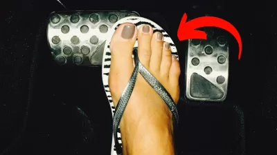 Dirigindo de chinelo