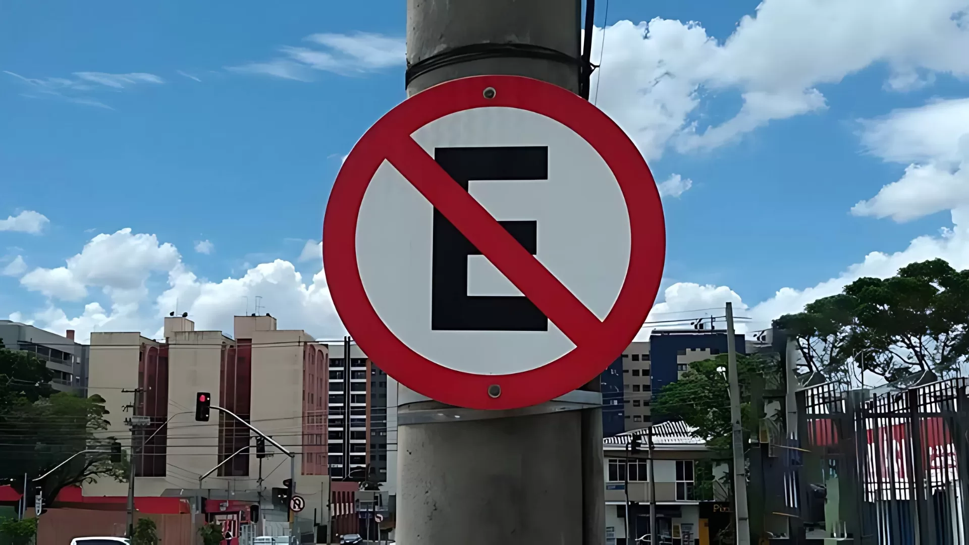 Multa por Estacionar em Local Proibido