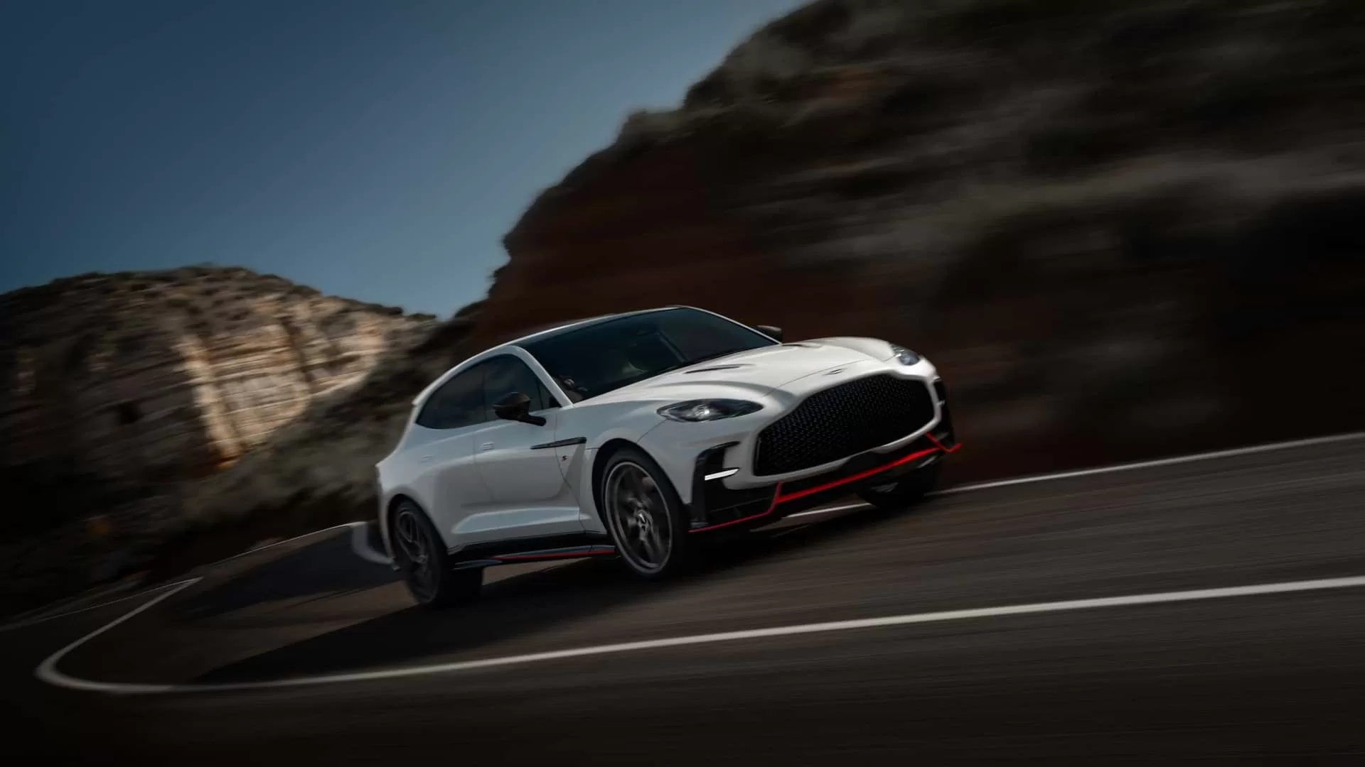 Aston Martin DBX S estreia com 727 cv e promete bater de frente com a Ferrari Aston Martin DBX S 1