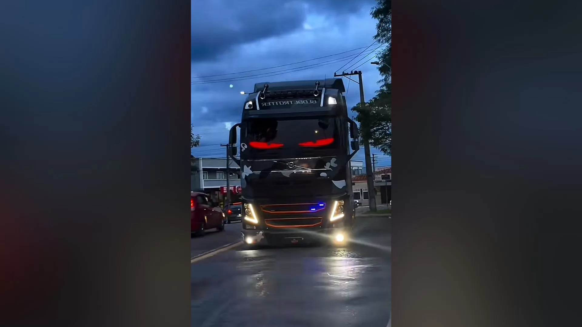 Painéis de LED (Olhos LEDs) em caminhões: moda proibida no Brasil Painéis de LED (Olhos LEDs) em caminhões