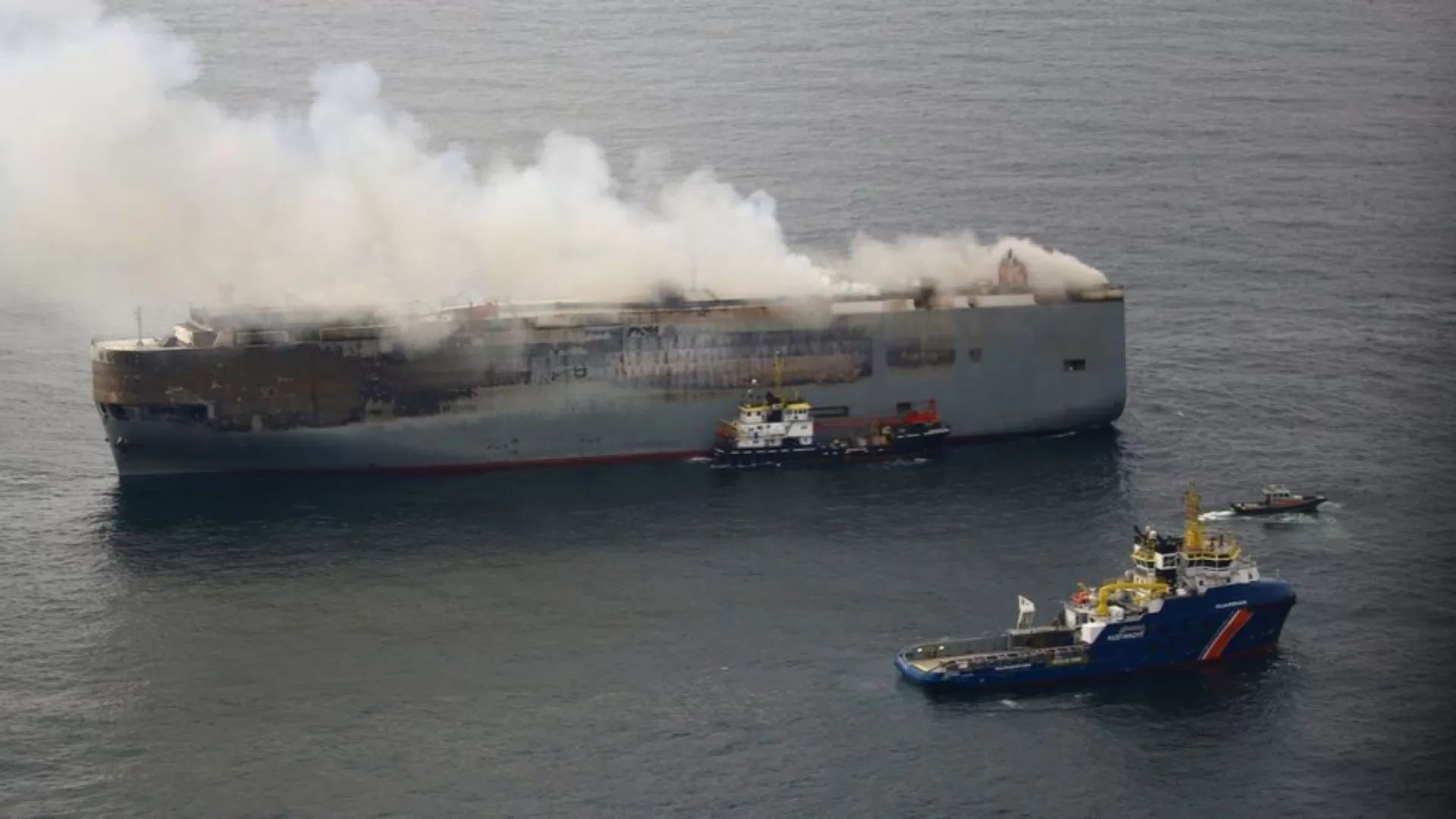 Navio com 3 mil carros é abandonado no Pacífico após incêndio — e causa pode ter sido carro elétrico