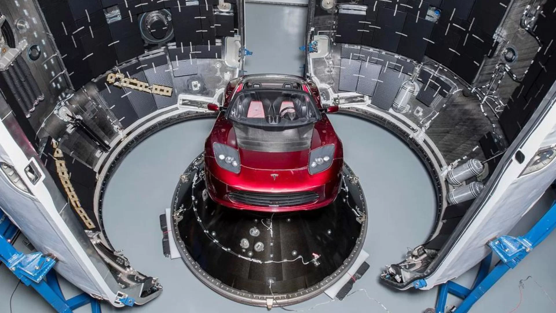 Carro de Elon Musk ainda vaga pelo espaço sete anos após ser lançado