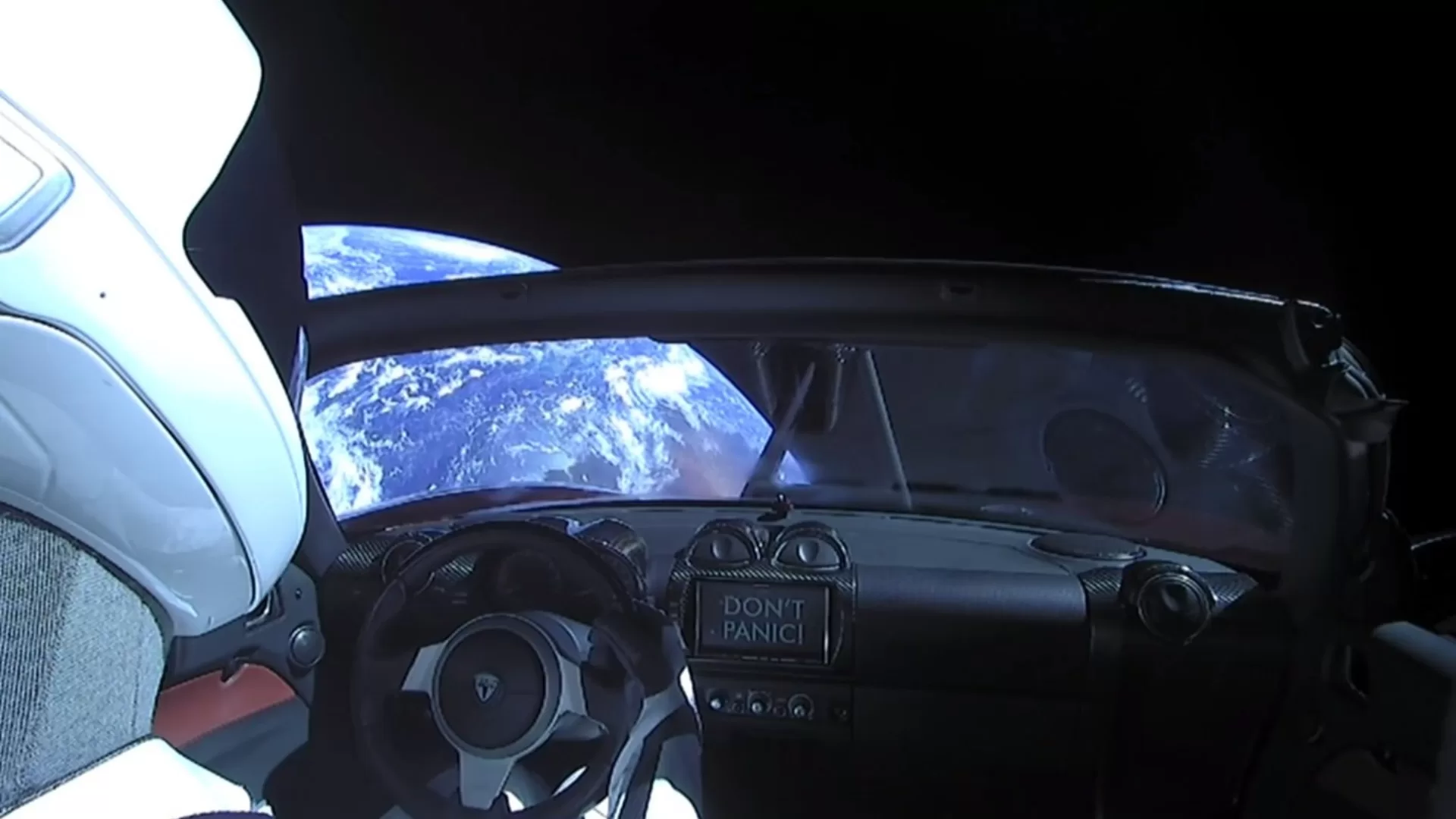 Carro de Elon Musk ainda vaga pelo espaço sete anos após ser lançado