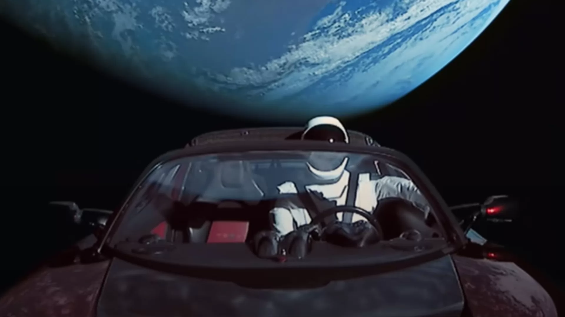 Carro de Elon Musk ainda vaga pelo espaço sete anos após ser lançado
