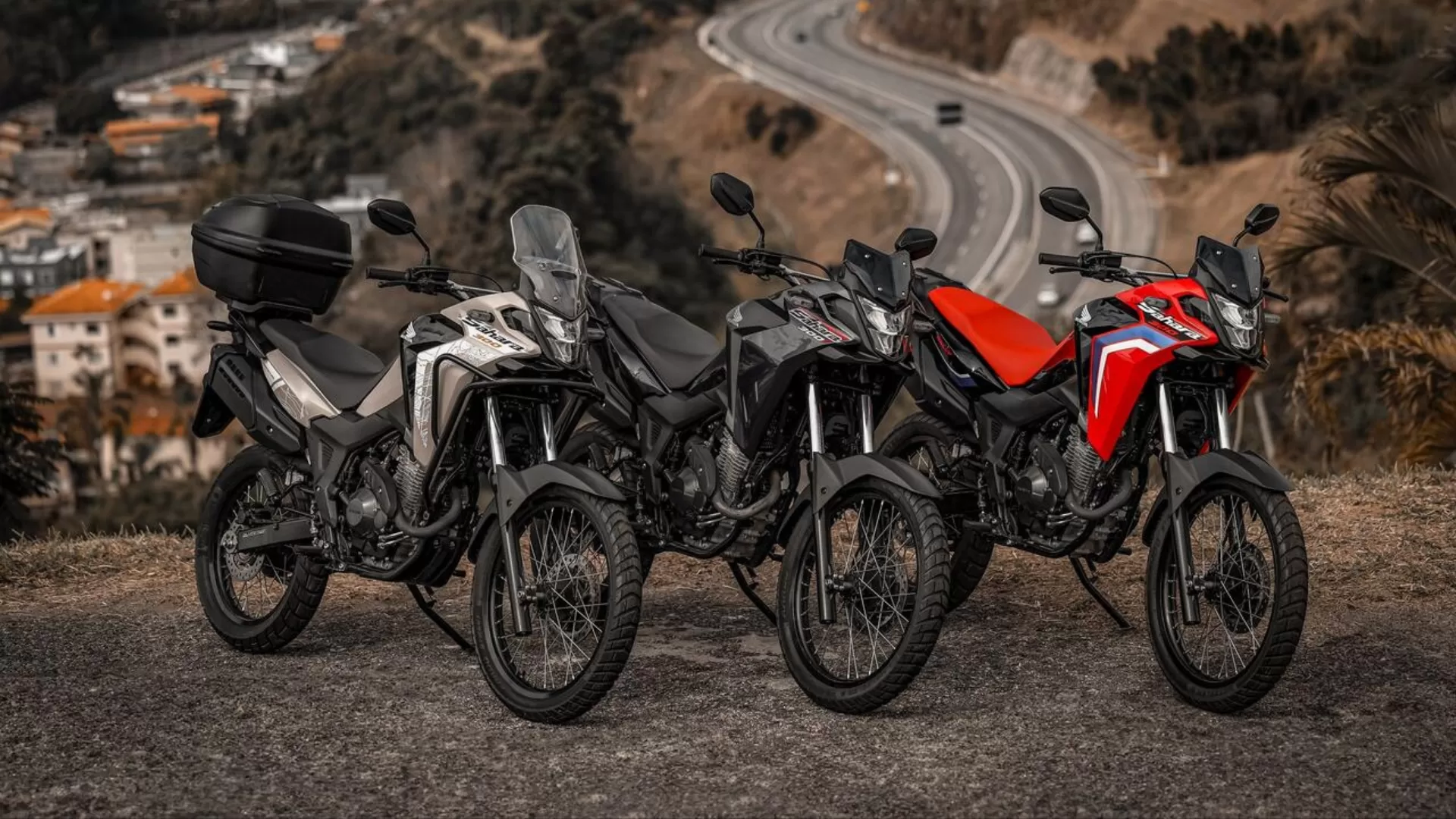 Honda XRE 300 Sahara 2026 chega com novas cores e visual ainda mais marcante