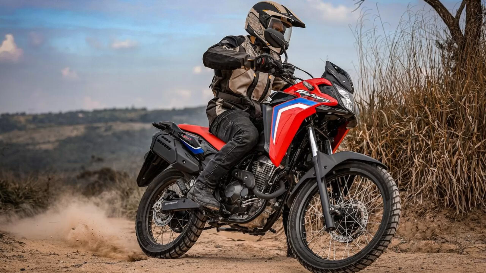 Honda XRE 300 Sahara 2026 chega com novas cores e visual ainda mais marcante