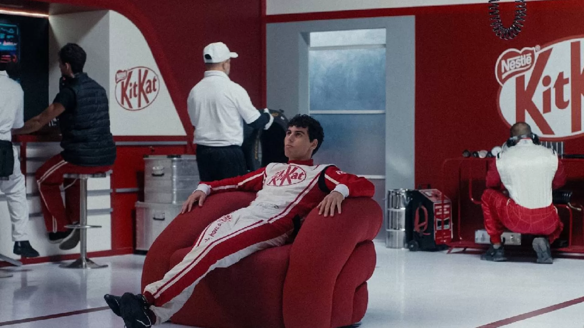 KitKat e Bortoleto lançam promoção que pode te levar para o Paddock e participar de experiências com o piloto. Saiba como participar!
