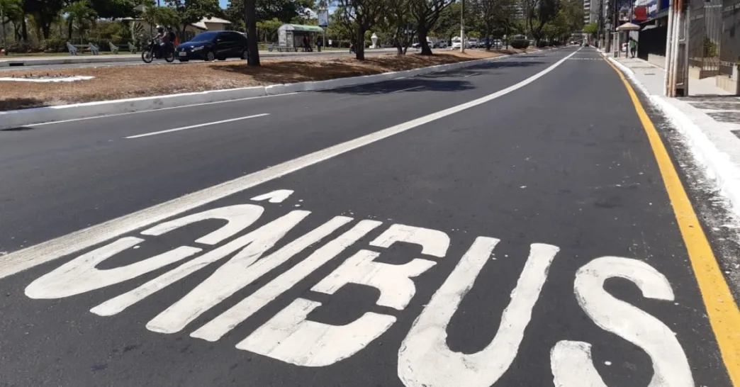 Carros de Uber e 99 em faixas de ônibus