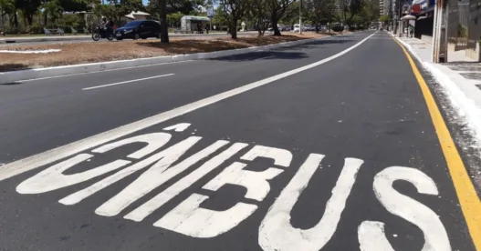 Carros de Uber e 99 em faixas de ônibus