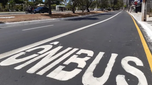 Carros de Uber e 99 em faixas de ônibus