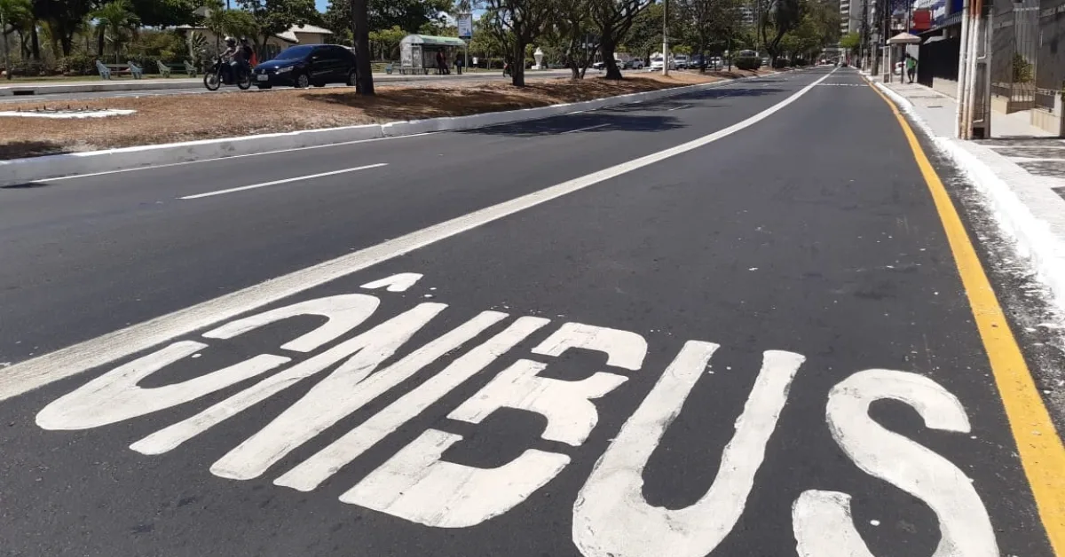 Carros de Uber e 99 em faixas de ônibus